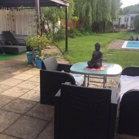 Modern Bungalow With Private Swimming Pool Maidenhead Eksteriør billede